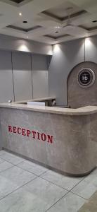 een skateboardhelling met het woord 'receptie' erop. bij Hotel Beral in Ahmedabad +17 foto's