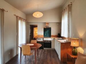 Kuchyň nebo kuchyňský kout v ubytování Maison plain-pied avec jardin