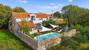 Bazén v ubytování Holiday Home San by Villas Guide nebo v jeho okolí