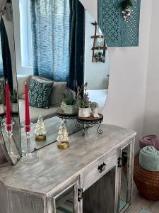 una toletta con specchio e candele sopra di Casa Santa a Sighişoara