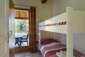 een slaapkamer met een stapelbed en een tafel bij Camping 5 étoiles - Piscine - ccbefbi in Gourdon-en-quercy +37 foto's