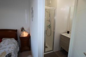 ein Badezimmer mit Dusche, Bett und Waschbecken in der Unterkunft L'Aigue Marine by TAH - Top emplacement & Parking in Pornichet + 17 Fotos