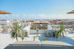 vista su un balcone con sedie e piante di Bohemia palace a Hurghada