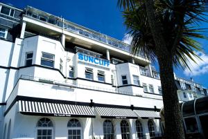 un bâtiment blanc avec un panneau de bandes solaires sur lui dans l'établissement Suncliff Hotel - OCEANA COLLECTION, à Bournemouth