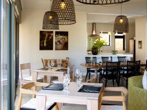 普利登堡湾克里斯蒂娜旅舍的一间有桌椅和用餐室的餐厅