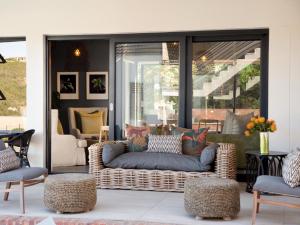 普利登堡湾克里斯蒂娜旅舍的带沙发和椅子的客厅