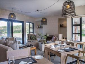 普利登堡湾克里斯蒂娜旅舍的客厅配有桌椅和窗户。 更多48张照片