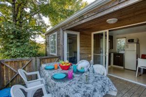 En balkon eller terrasse på Camping 3 étoiles - Piscine - ccbeeig