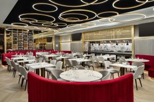 En restaurant eller et andet spisested på Ramada by Wyndham Zalau