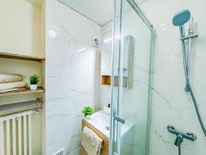 a bathroom with a shower and a sink at Appartement lumineux à Royat in Royat