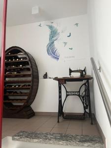 ein Weinkeller mit Tisch und Weinregal in der Unterkunft Casa Pesa - Olivone in Olivone