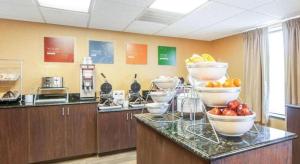 une cuisine avec des bols de fruits sur un comptoir dans l'établissement Comfort Suites, à Rome