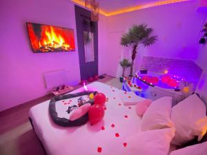 Et tv og/eller underholdning på L'Escale Balnéo'Romantique - Loveroom - Jacuzzi & Petit déjeuner