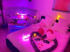 En eller flere senge i et værelse på L'Escale Balnéo'Romantique - Loveroom - Jacuzzi & Petit déjeuner + 22 billeder