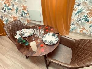 Et opholdsområde på L'Escale Balnéo'Romantique - Loveroom - Jacuzzi & Petit déjeuner