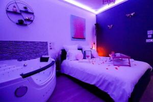 En eller flere senge i et værelse på L'Escale Balnéo'Romantique - Loveroom - Jacuzzi & Petit déjeuner