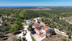 una vista aerea di una grande casa con piscina di Monte da Silveira a São Teotónio