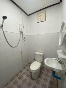 a bathroom with a toilet and a sink at Guesthouse and Restaurant SayLomYen KongLor in Ban Dôn