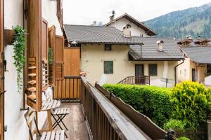 un balcone con vista su una casa di Casa tipica nelle Dolomiti Trentine a Mezzano