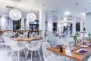 Ein Restaurant oder anderes Speiselokal in der Unterkunft Best Western Plus Paris Velizy 