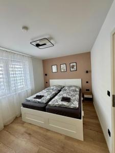 ein Schlafzimmer mit einem großen Bett in einem Zimmer in der Unterkunft Ferienwohnung in Hanau am Main