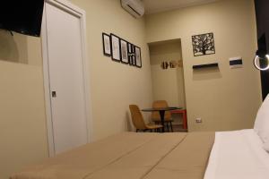 Posezení v ubytování BlackWoody Contemporary Rooms - Napoli Centro Storico Via Toledo