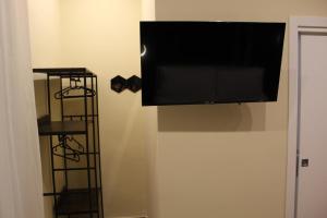 TV a/nebo společenská místnost v ubytování BlackWoody Contemporary Rooms - Napoli Centro Storico Via Toledo + 31 fotografií