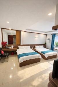 ein großes Schlafzimmer mit 2 Betten und einem Spiegel in der Unterkunft Phương Anh Villa Pro in Bắc Ninh + 42 Fotos