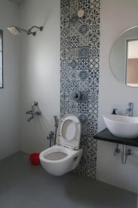 Ένα μπάνιο στο ll EMPYREAN STAYS ll Mocktail VILLA ll 3BHK ll AC ll PRIVATE POOL ll MALAVALI ll