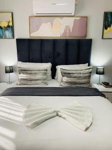 En eller flere senge i et værelse på Executive Suites and Spa