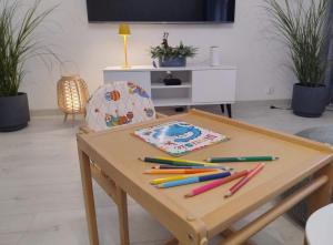 乌斯特龙Villa Słoneczne Wzgórze的一张桌子上放着彩色铅笔。