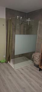 Et badeværelse på Modernes Appartement 5 km von Erfurt, mit Kaffeevollautomat, TV, WLAN, Boxspringbett, Schlafsofa und Einkaufsmöglichkeiten, sehr gute Anbindung zur A71 und A4, kostenloser öff Parkplatz für PKW und Transporter + 14 billeder