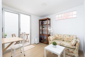 a living room with a couch and a table at Apartamento Retama Laguna Centro in Las Lagunas