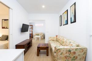 a living room with a couch and a table at Apartamento Retama Laguna Centro in Las Lagunas