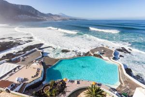 een luchtzicht op een strand met een zwembad bij Apartamento Horizonte Azul in Punta del Hidalgo