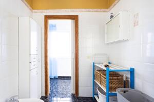 een badkamer met een toilet en een blauwe plank bij Apartamento Horizonte Azul in Punta del Hidalgo +19 foto's