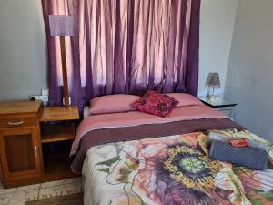 En eller flere senge i et værelse på Ukhozi Petal Pods