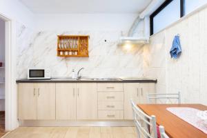 eine Küche mit einem Waschbecken und einem Tisch in der Unterkunft Apartamento Vistas Al Mar y al Teide in Puerto de la Madera