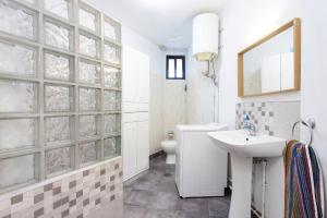 ein Badezimmer mit Waschbecken und Toilette in der Unterkunft Apartamento Vistas Al Mar y al Teide in Puerto de la Madera + 22 Fotos