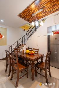 een eetkamer met een houten tafel en stoelen bij 宜蘭樂活小屋 in Dongshan