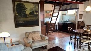 een woonkamer met een bank en een tafel en een keuken bij DoMarie in Venetië