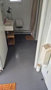 een kleine badkamer met een wastafel en een toilet bij Mini Hotel Übernachten Im Gurkenfass in Lübbenau