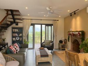 和平Mori House的带沙发和壁炉的客厅