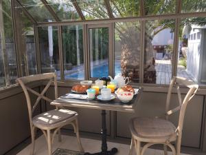 ラ・ボールにあるVilla la Rucheのバルコニーに朝食用テーブル(食べ物とキャンドル付)