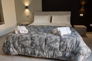 a bedroom with a bed with towels on it at La Casetta di Josh in Marsala +2 photos