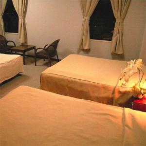 燕市的住宿－燕山酒店，酒店客房设有两张床和窗户。