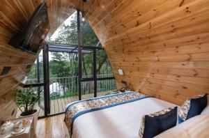 Giường trong phòng chung tại Vanani resort and caravan park Munnar