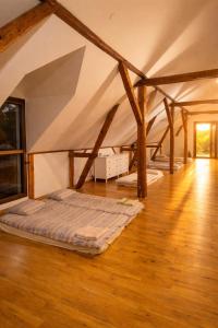 En eller flere senge i et værelse på Gwiezdny Rezerwat, Siedlisko 320m2, Sauna i Natura na Wyłączność