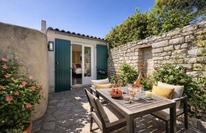 En terrasse eller udendørsområde på Le Clos des Sternes + 16 billeder