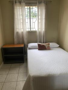 Ένα ή περισσότερα κρεβάτια σε δωμάτιο στο Royal View Villa